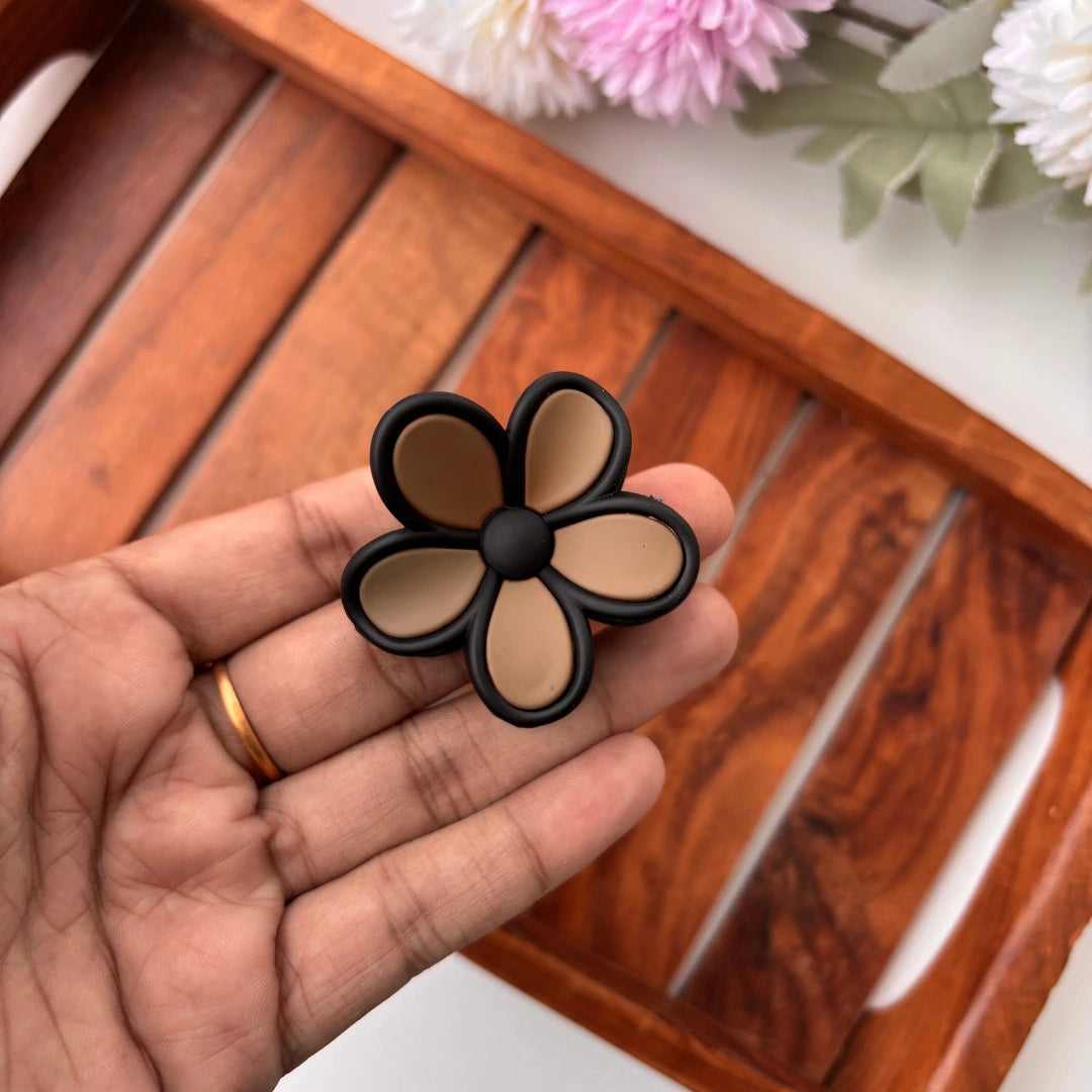 Glossy Outline Daisy Flower Hair Claw – Small