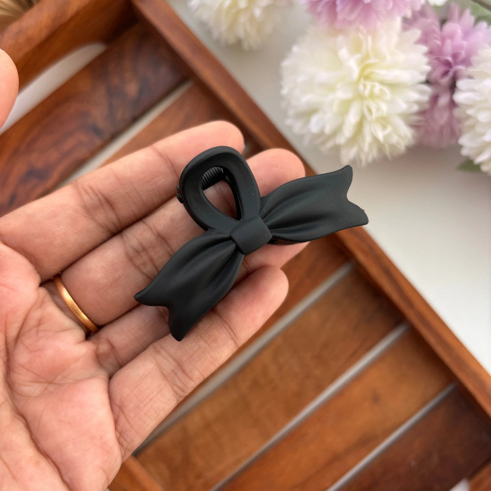🎀 Matte Bow Hair Claw – Medium