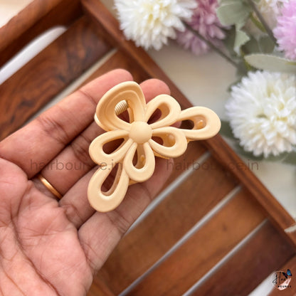 Daisy Bloom Hair Claw – Medium