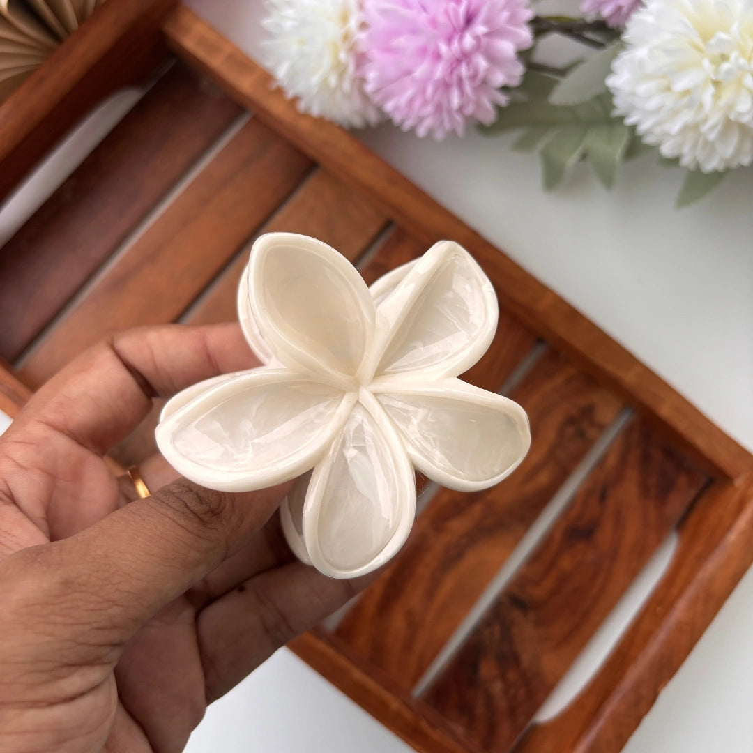 Glossy Outline Marble Petal Hair Claw – Large