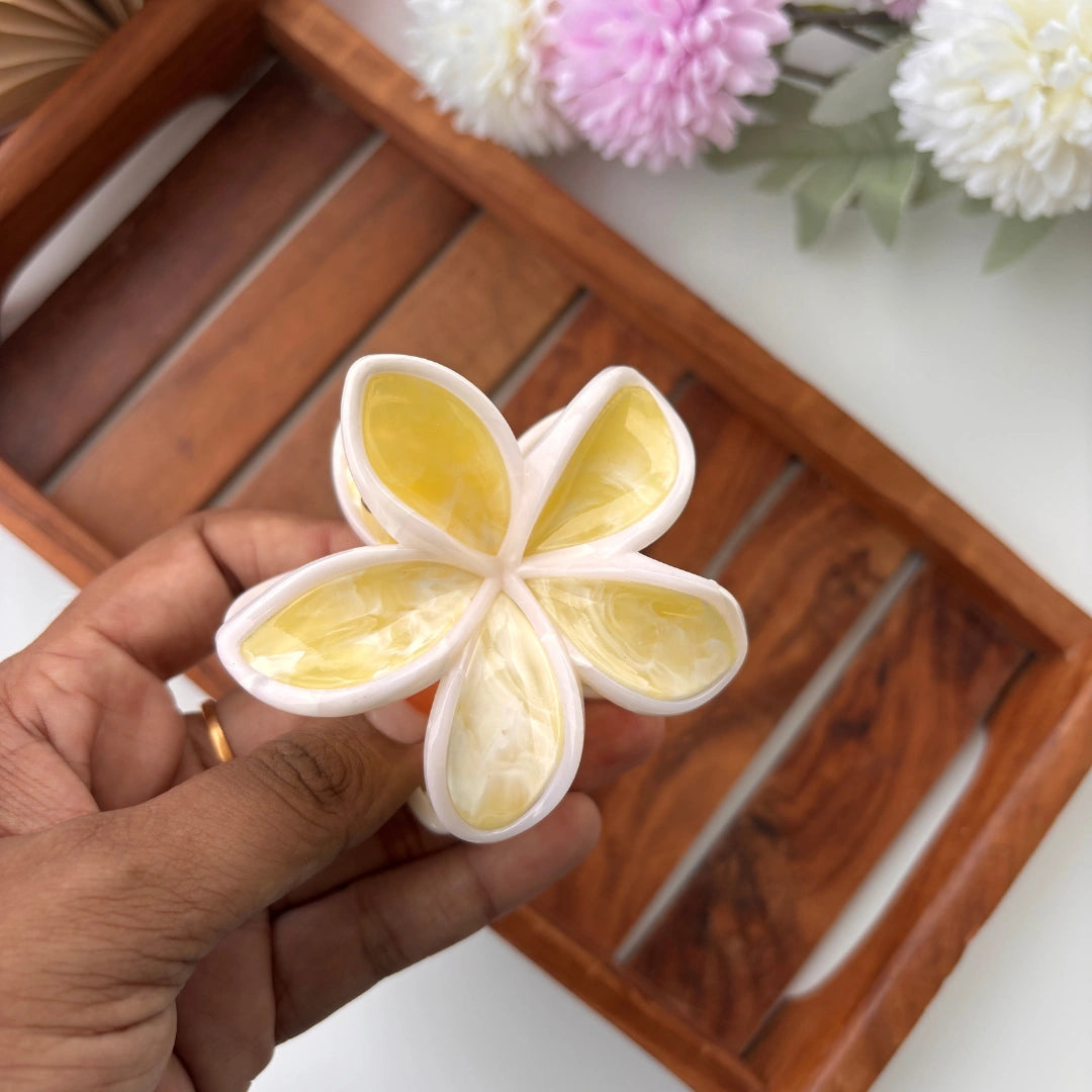 Glossy Outline Marble Petal Hair Claw – Large