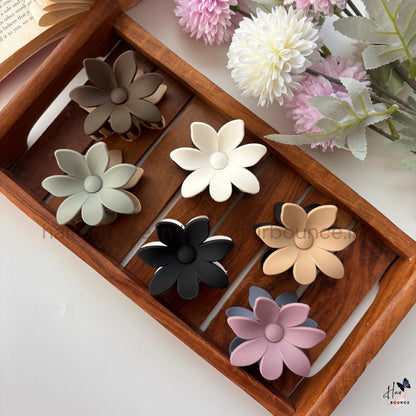 Dual Tone Daisy Bloom Hair Claw – Medium