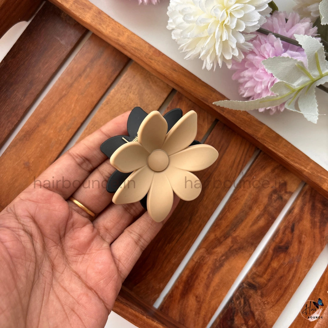 Dual Tone Daisy Bloom Hair Claw – Medium