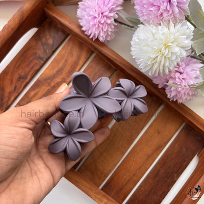 Matte Triple Blossom Hair Claw – Large