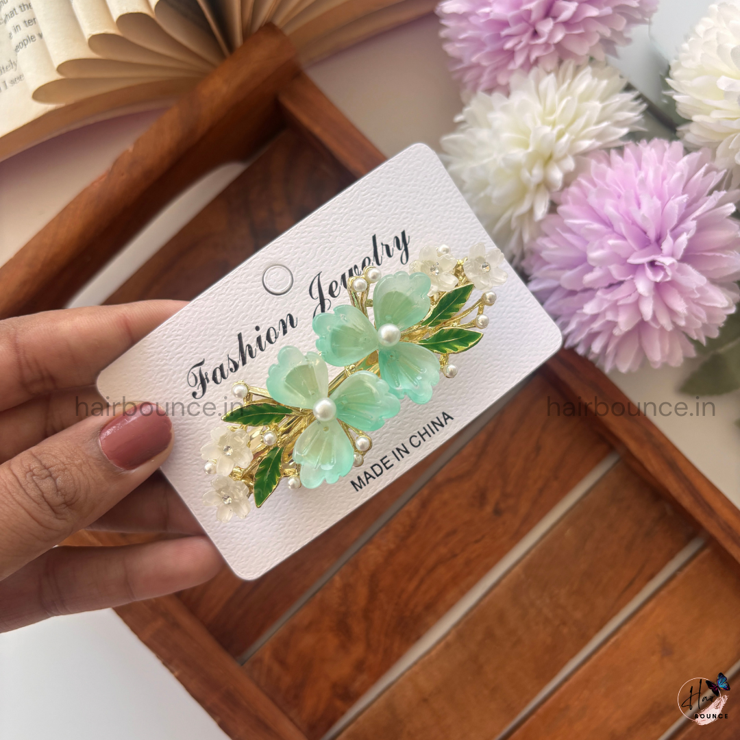 Pearl Blossom Center Clip