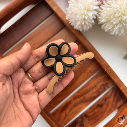 Matte Daisy Flower Hair Claw – Medium